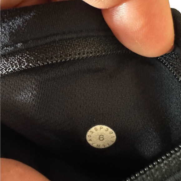 Lululemon black speed shorts size 6 - Picture 5 of 6